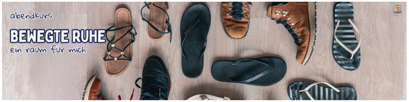 header: abendkurs "bewegte ruhe" auf em bild für den abendkurs "bewegte ruhe - ein raum für mich" sieht man verschiedene paar schuhe, die auf einem holzboden liegen.