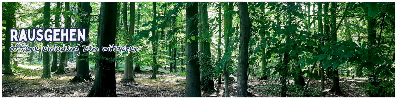 header: abendkurs "bewegte ruhe" auf em bild für den abendkurs "bewegte ruhe - ein raum für mich" sieht man verschiedene paar schuhe, die auf einem holzboden liegen.