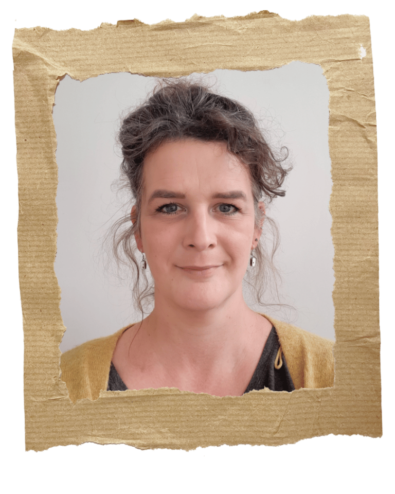 foto: jana maria knoop bild von jana maria knoop in einem rahmen aus braunen packpapier.