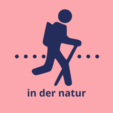 symbolbild für coaching in der natur: eine person mit rucksack und stock in bewegung